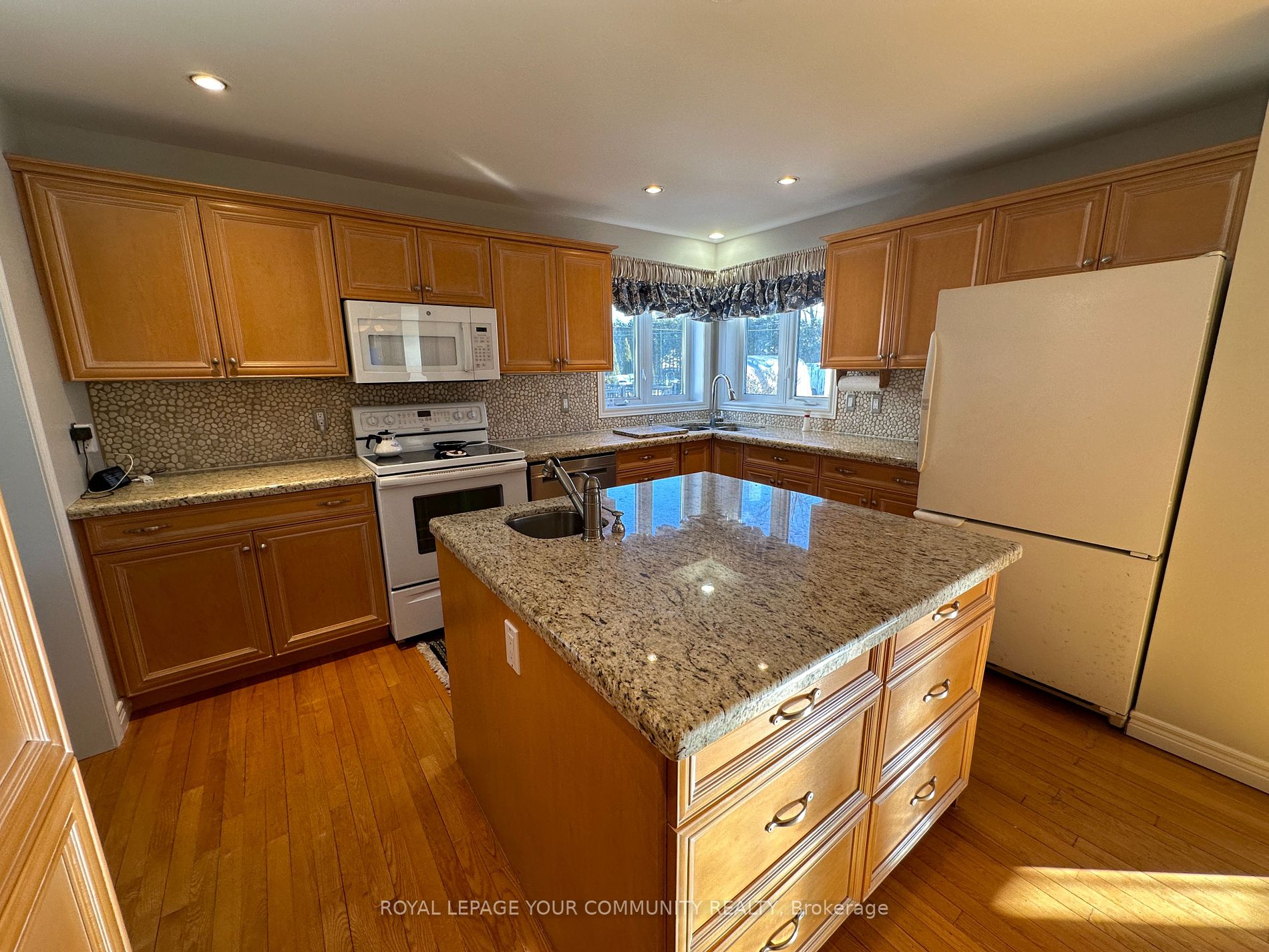 203 Lake Dr E Property Photo 5