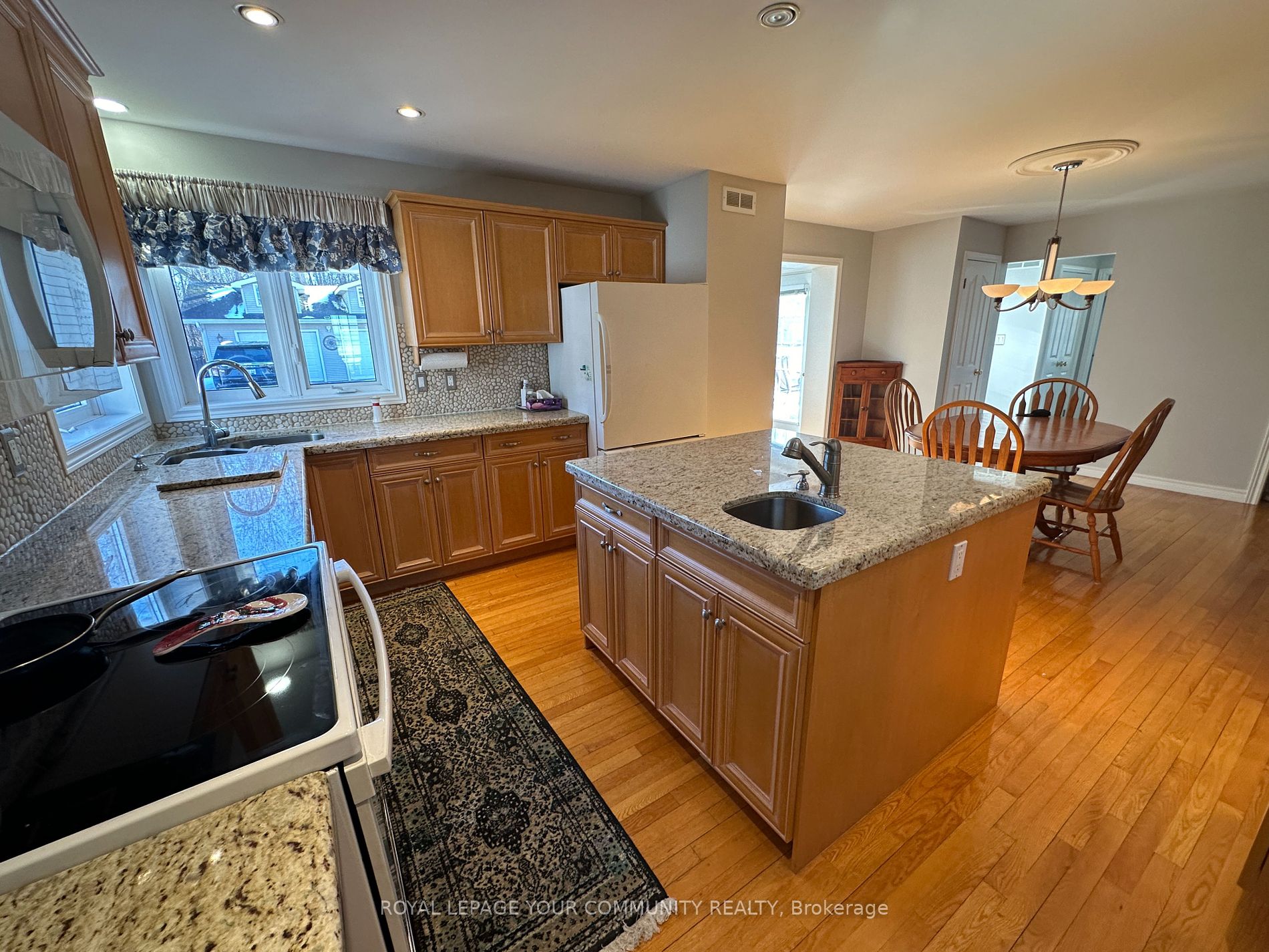 203 Lake Dr E Property Photo 6