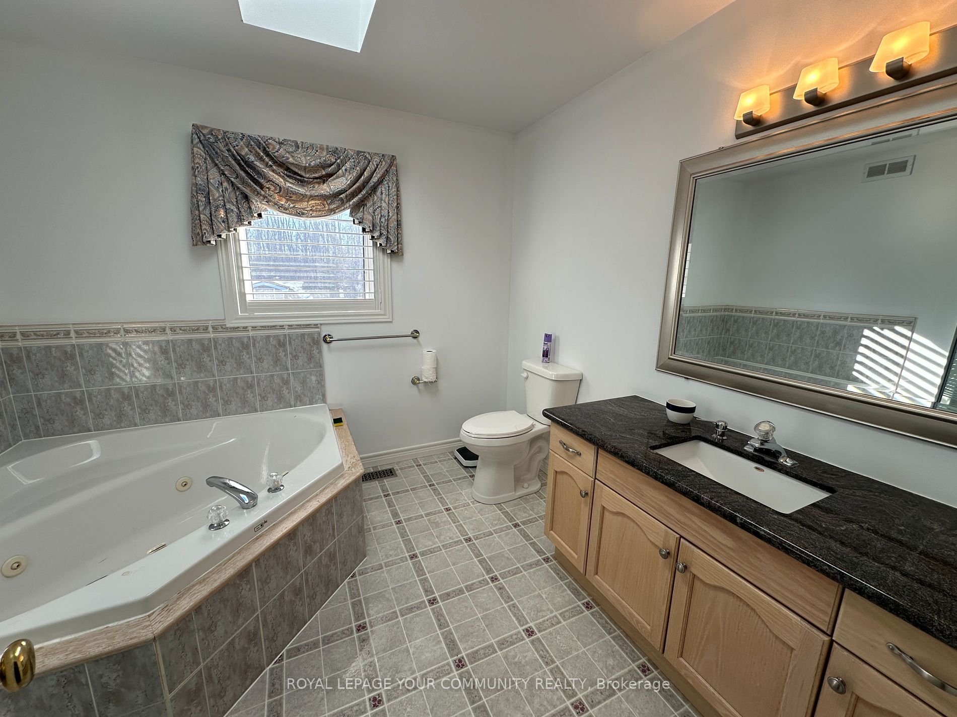 203 Lake Dr E Property Photo 25