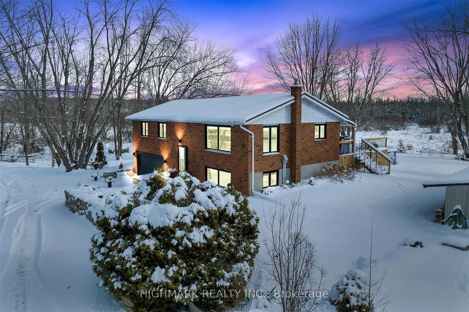 2747 7th Line Property Photo 1