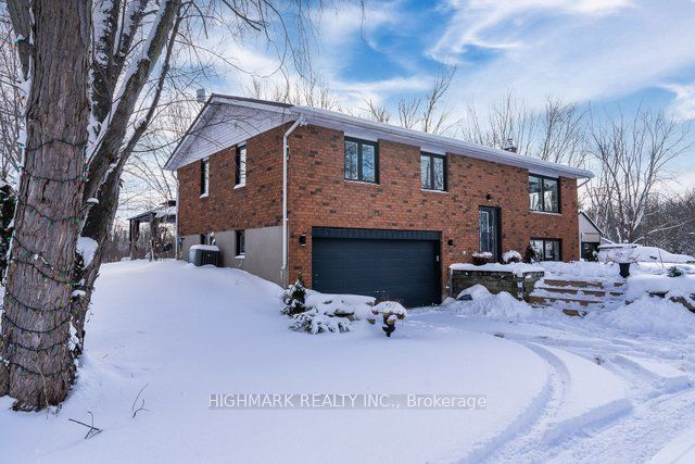 2747 7th Line Property Photo 2