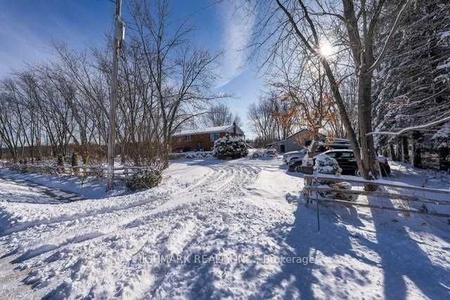 2747 7th Line Property Photo 3