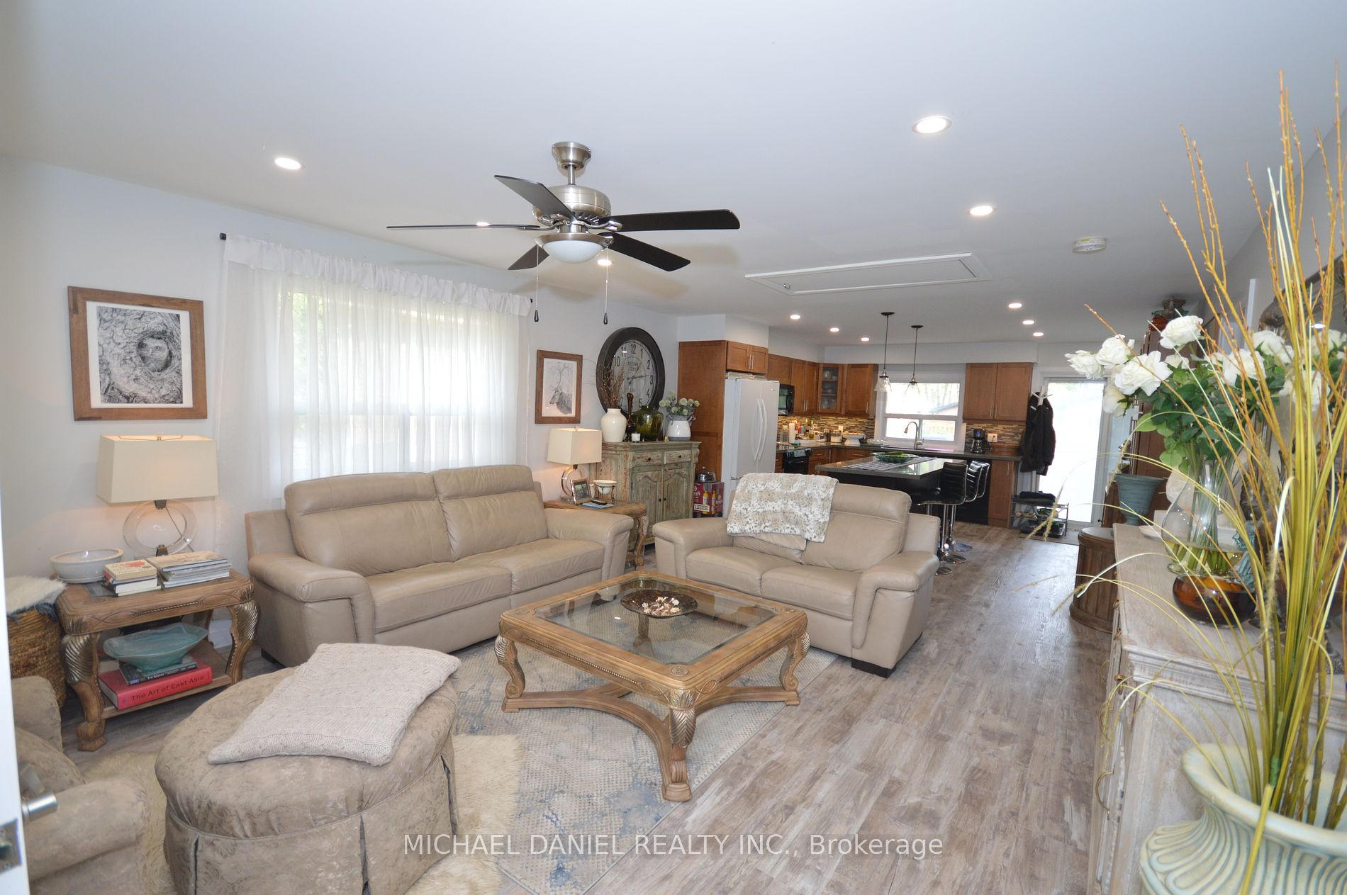 882 Kennedy Rd Property Photo 3