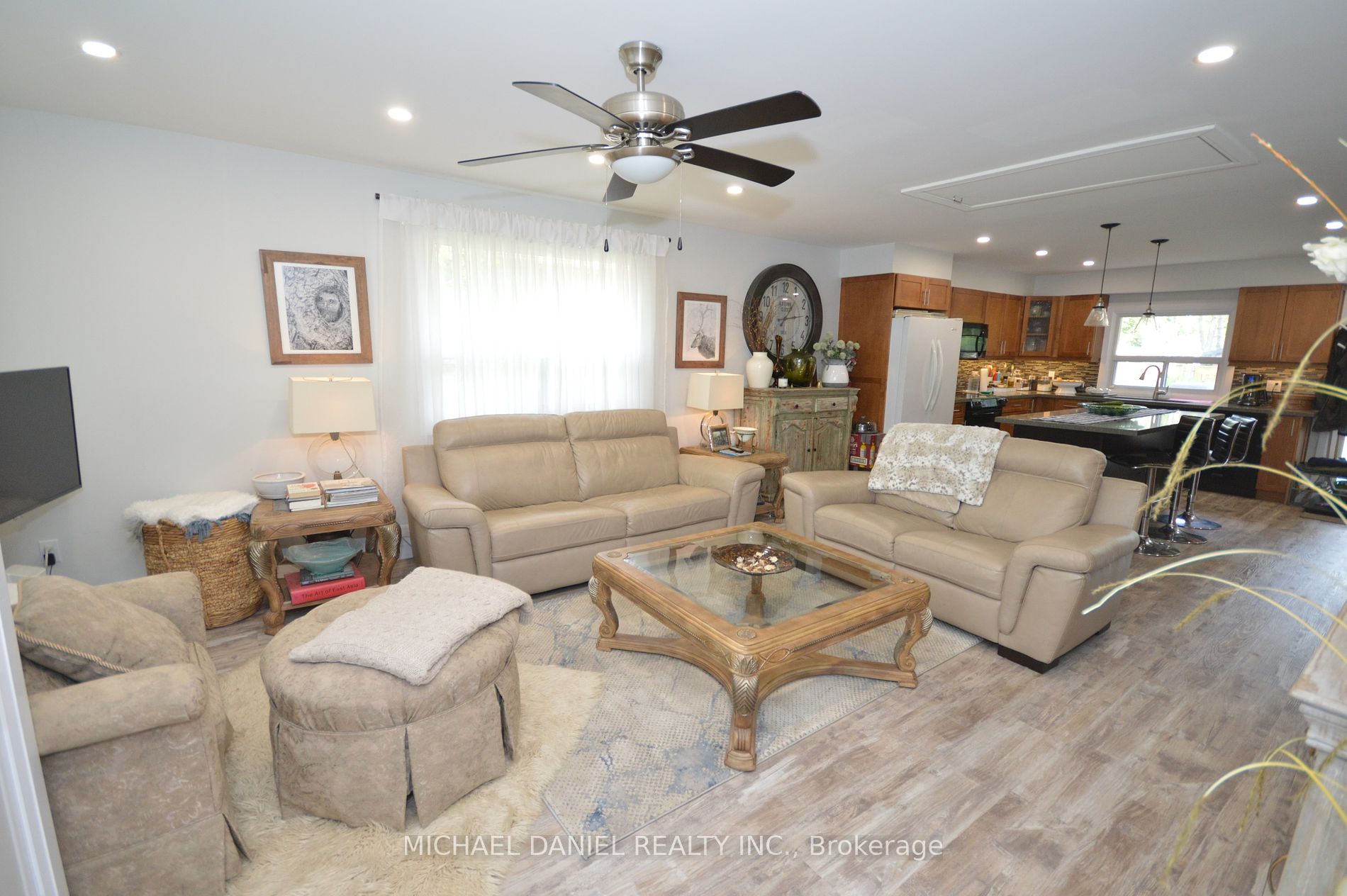 882 Kennedy Rd Property Photo 4