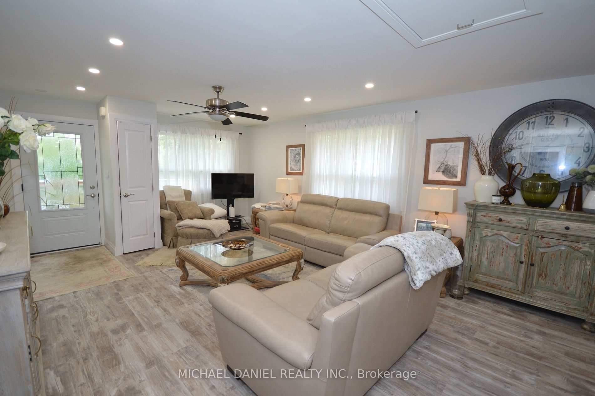 882 Kennedy Rd Property Photo 5