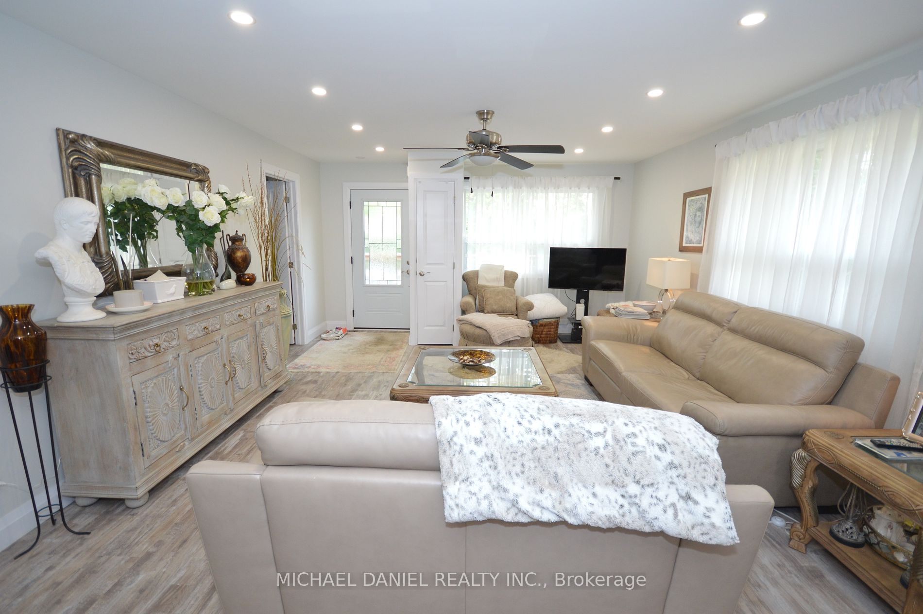 882 Kennedy Rd Property Photo 7