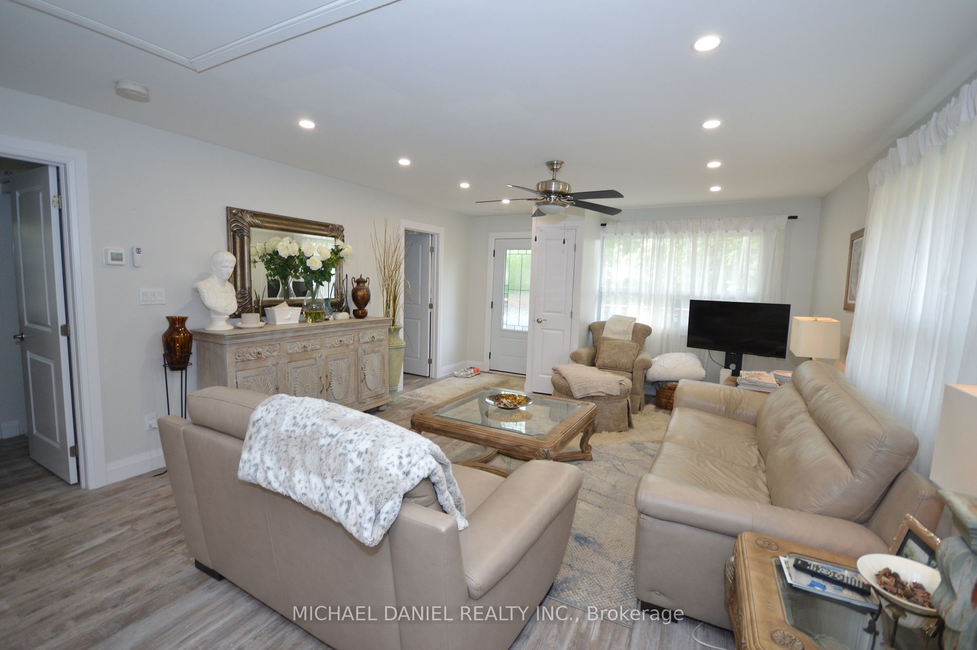 882 Kennedy Rd Property Photo 8
