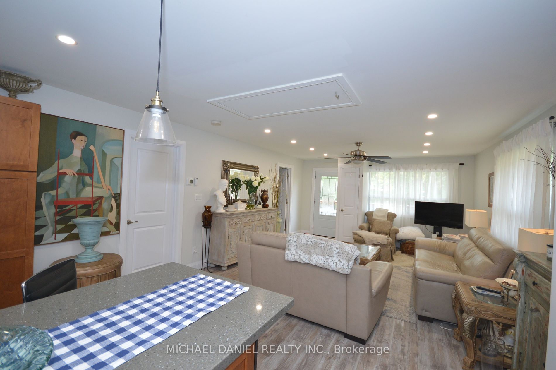 882 Kennedy Rd Property Photo 10