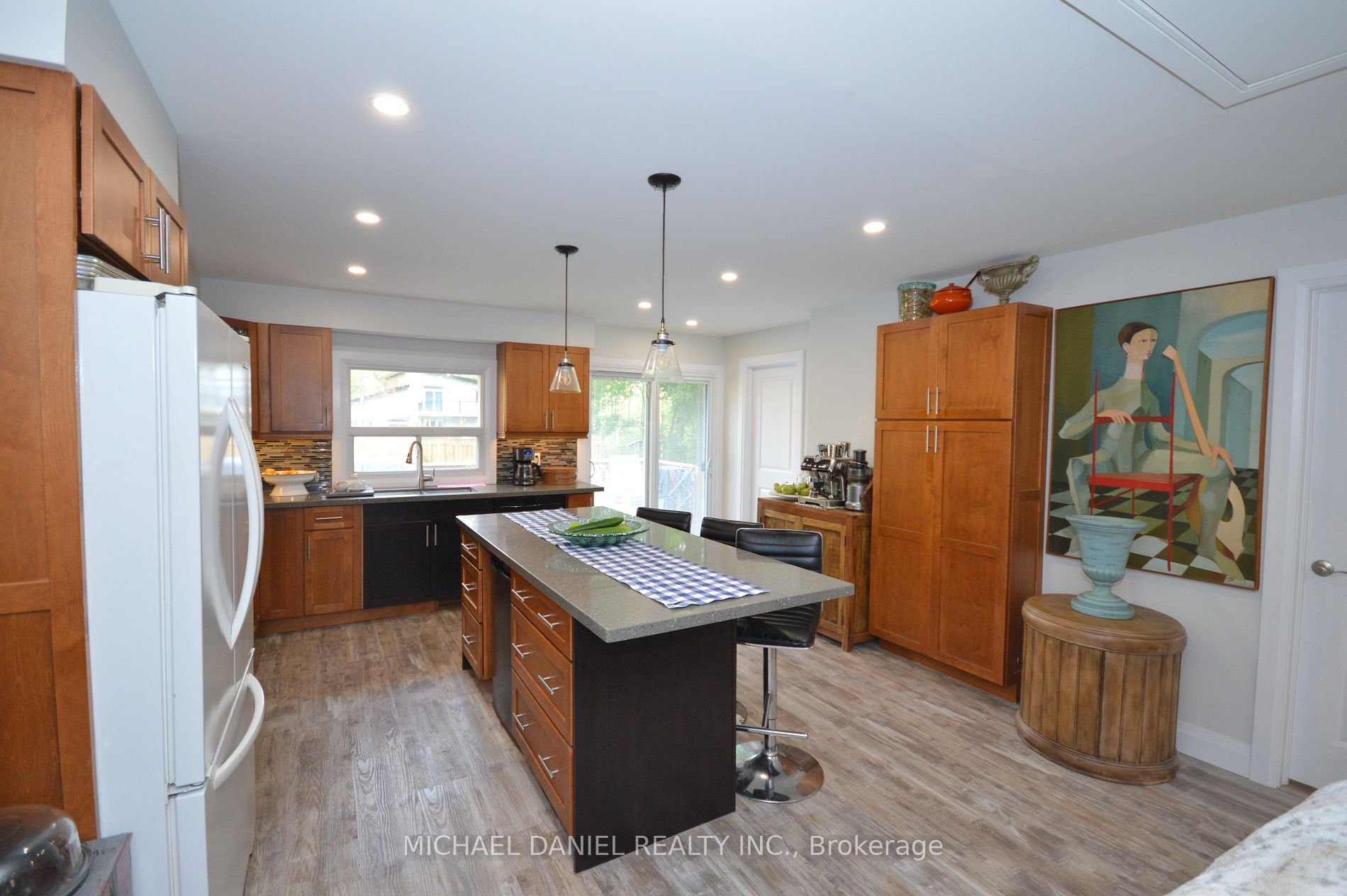 882 Kennedy Rd Property Photo 11