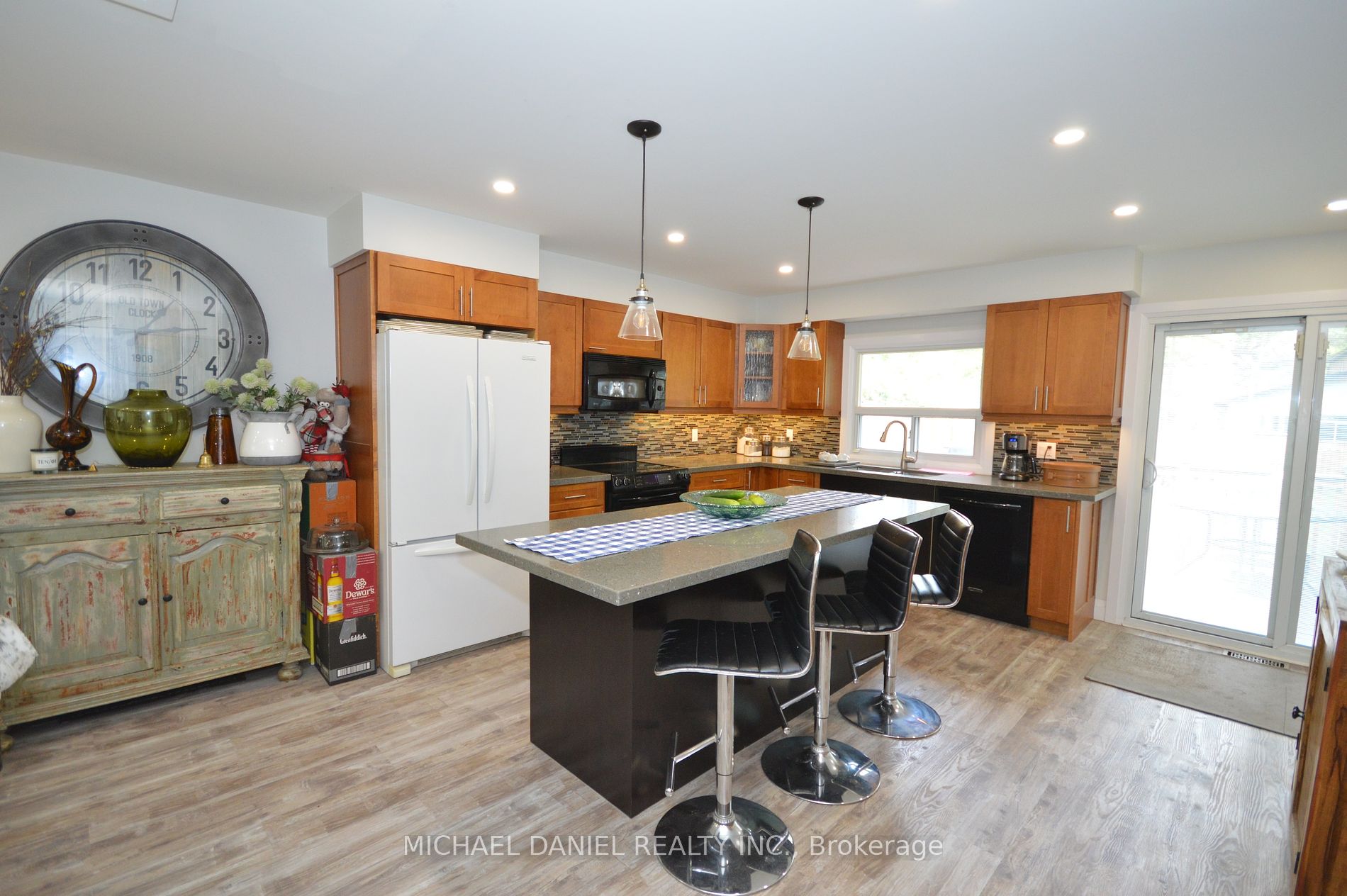 882 Kennedy Rd Property Photo 12