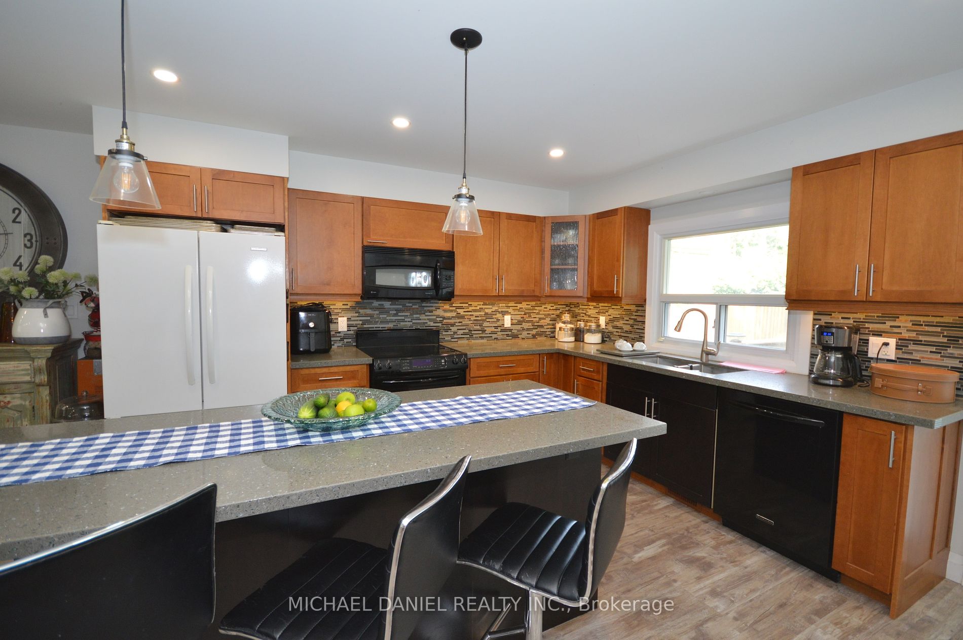 882 Kennedy Rd Property Photo 13