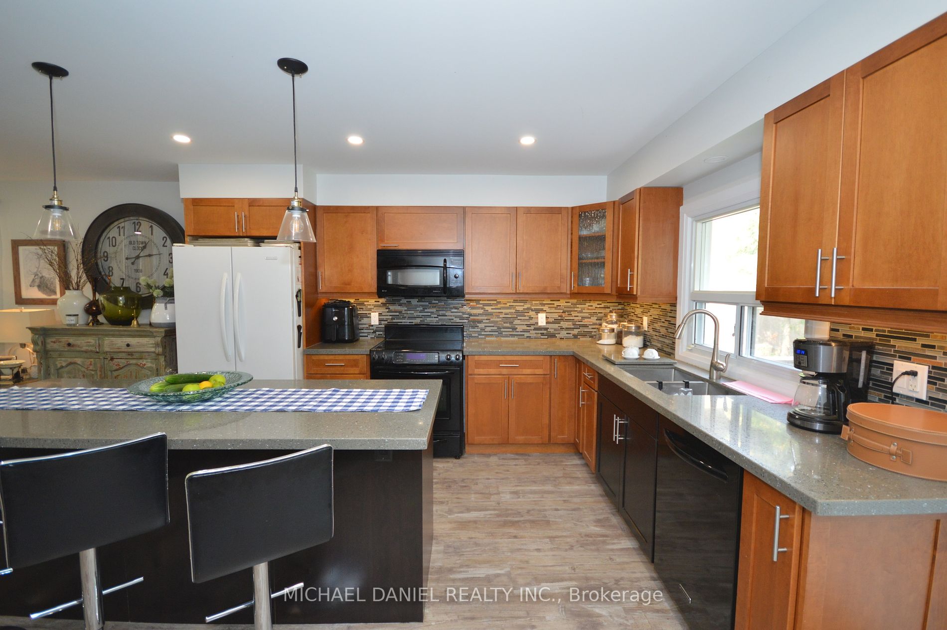 882 Kennedy Rd Property Photo 14
