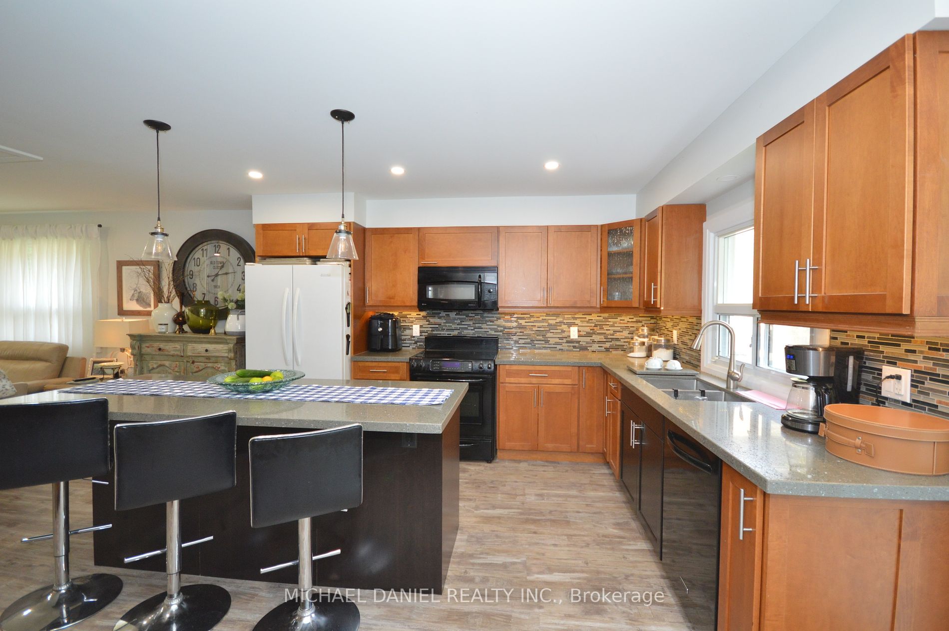 882 Kennedy Rd Property Photo 15