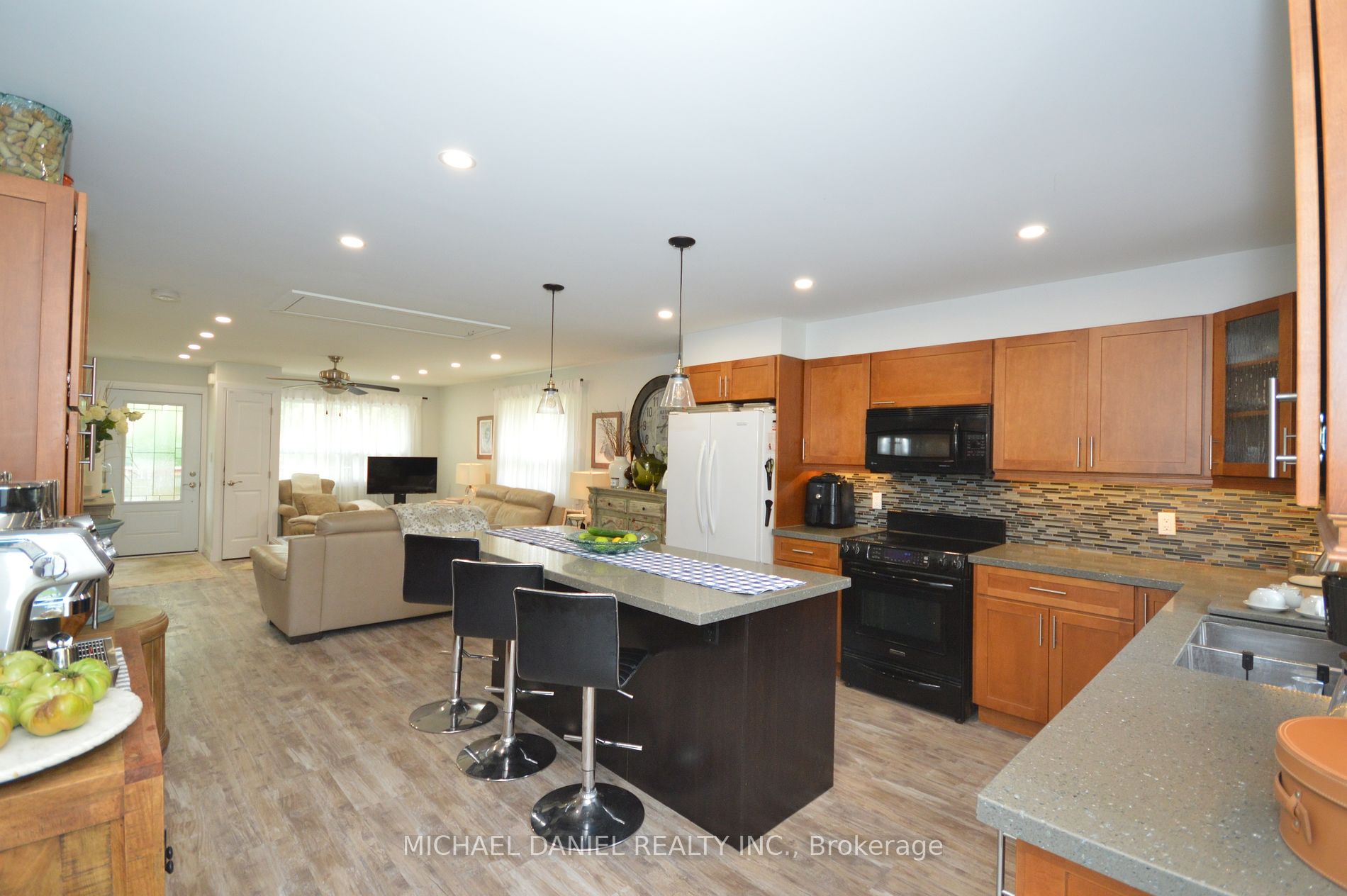 882 Kennedy Rd Property Photo 16