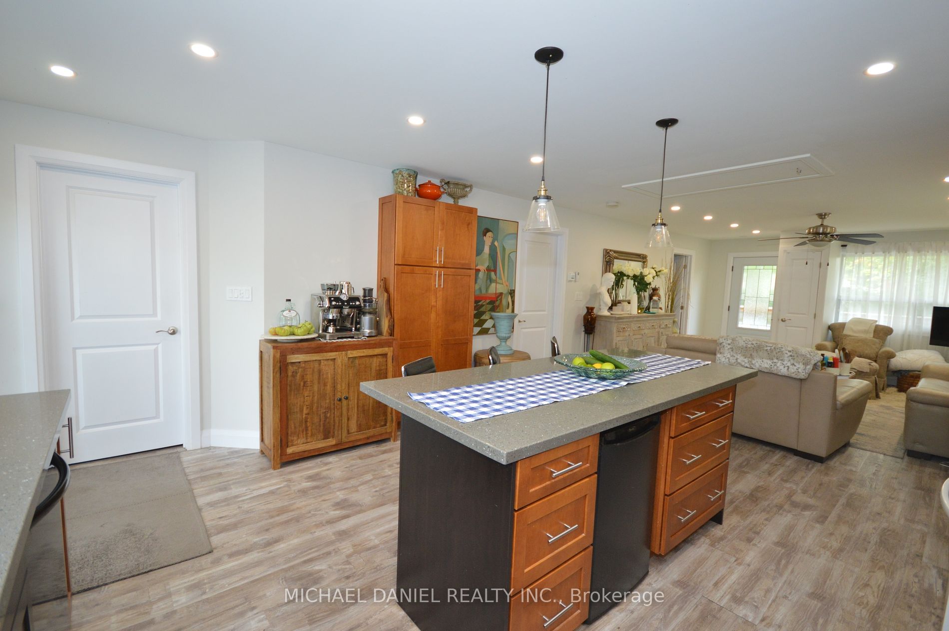 882 Kennedy Rd Property Photo 17
