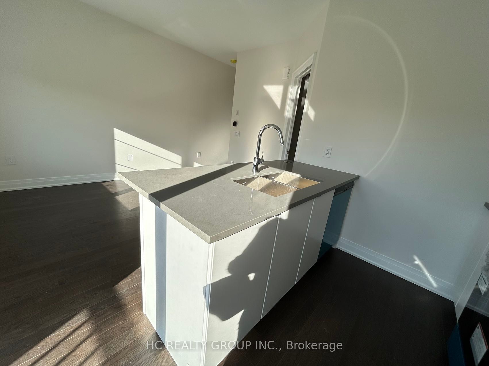 9422 Bayview Ave Property Photo 9