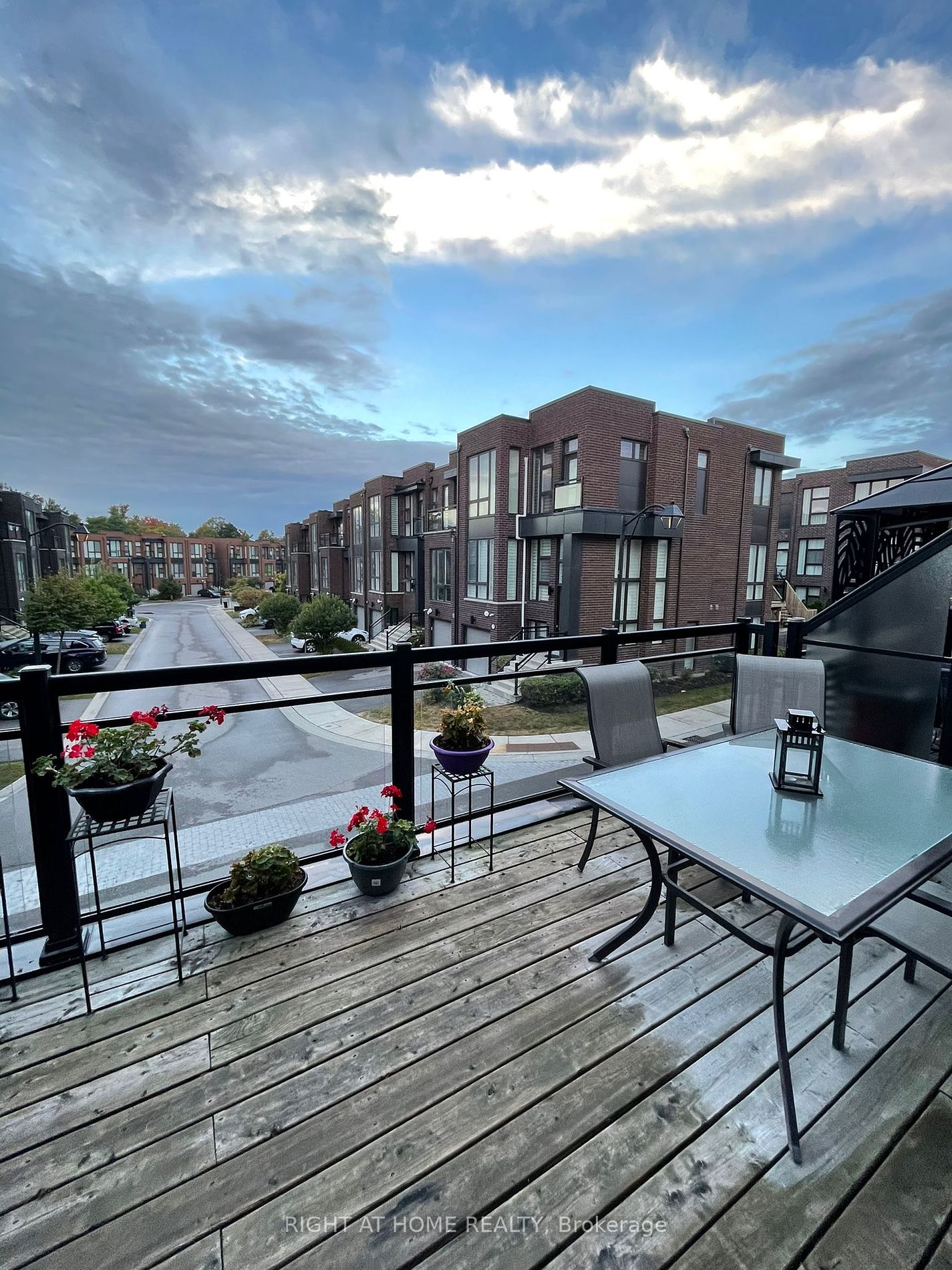 9146 Bathurst St Property Photo 1