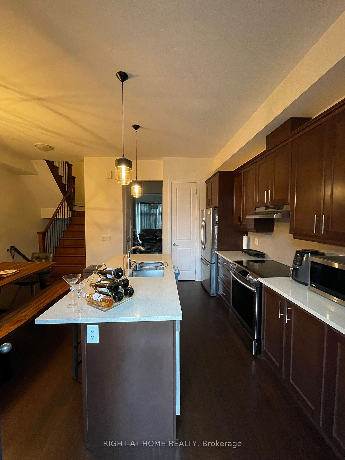 9146 Bathurst St Property Photo 2