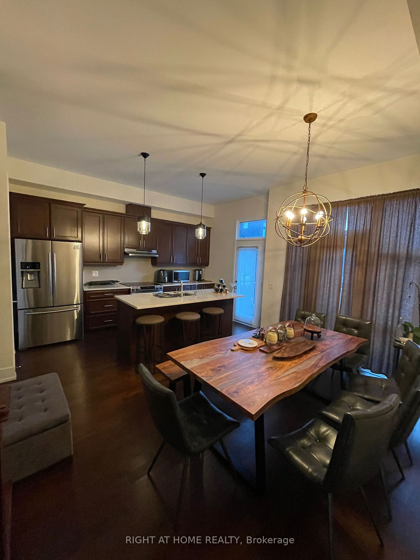 9146 Bathurst St Property Photo 3