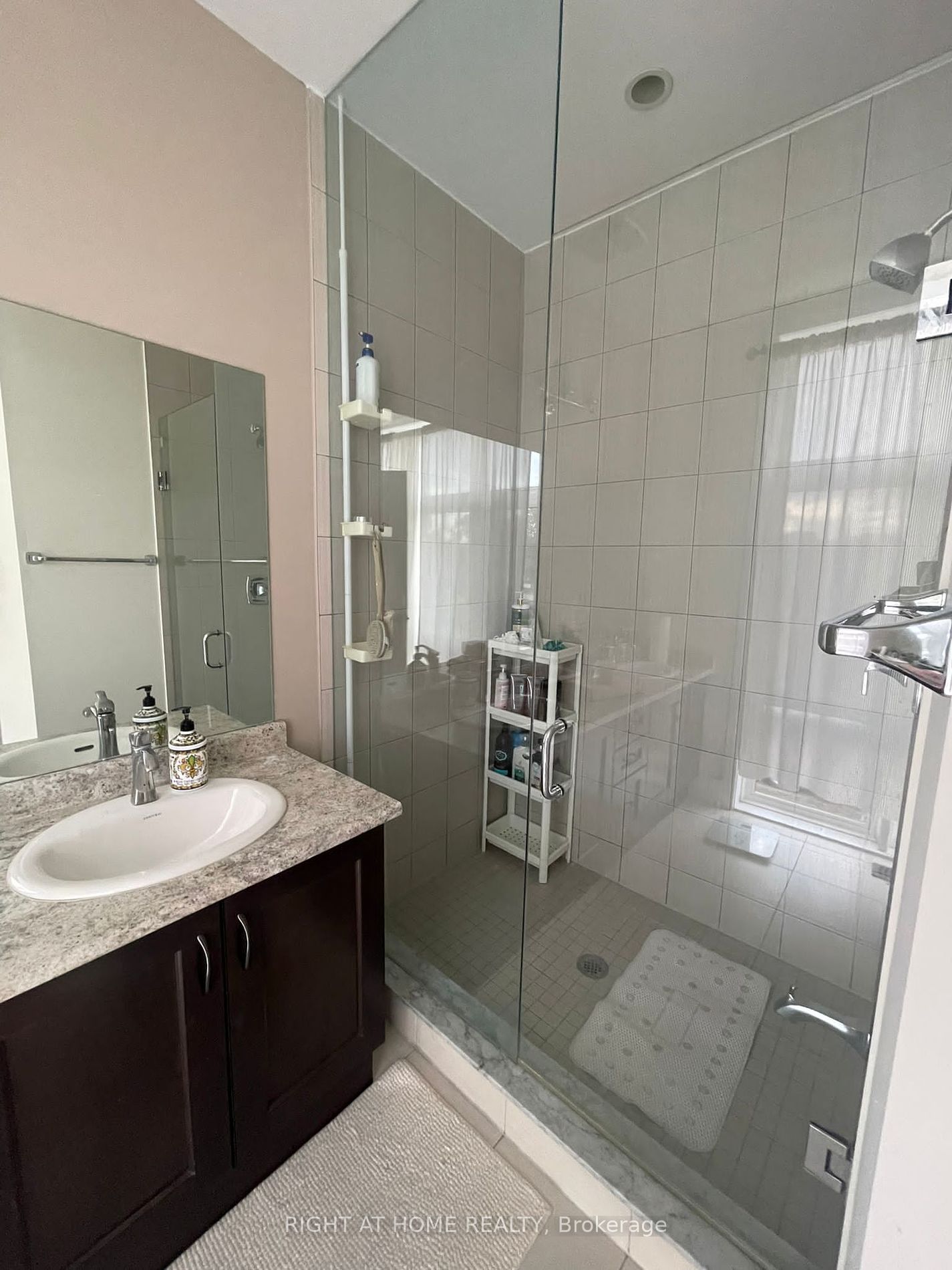 9146 Bathurst St Property Photo 6