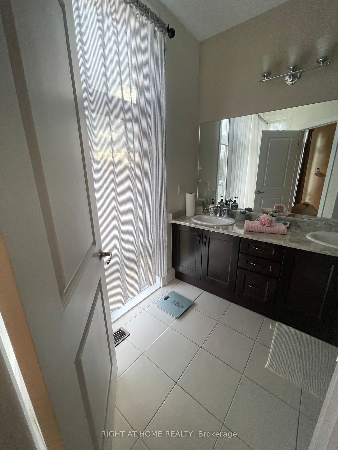9146 Bathurst St Property Photo 7
