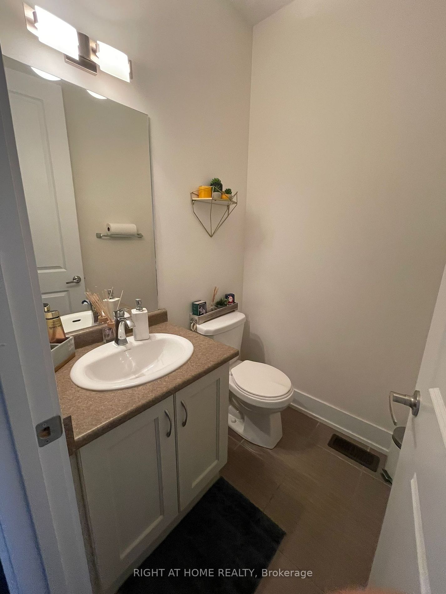 9146 Bathurst St Property Photo 8