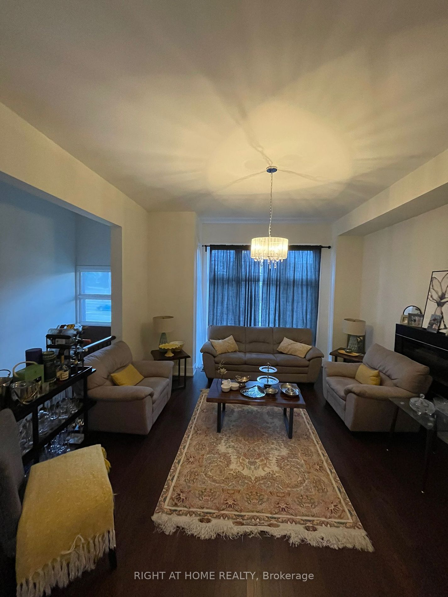 9146 Bathurst St Property Photo 9
