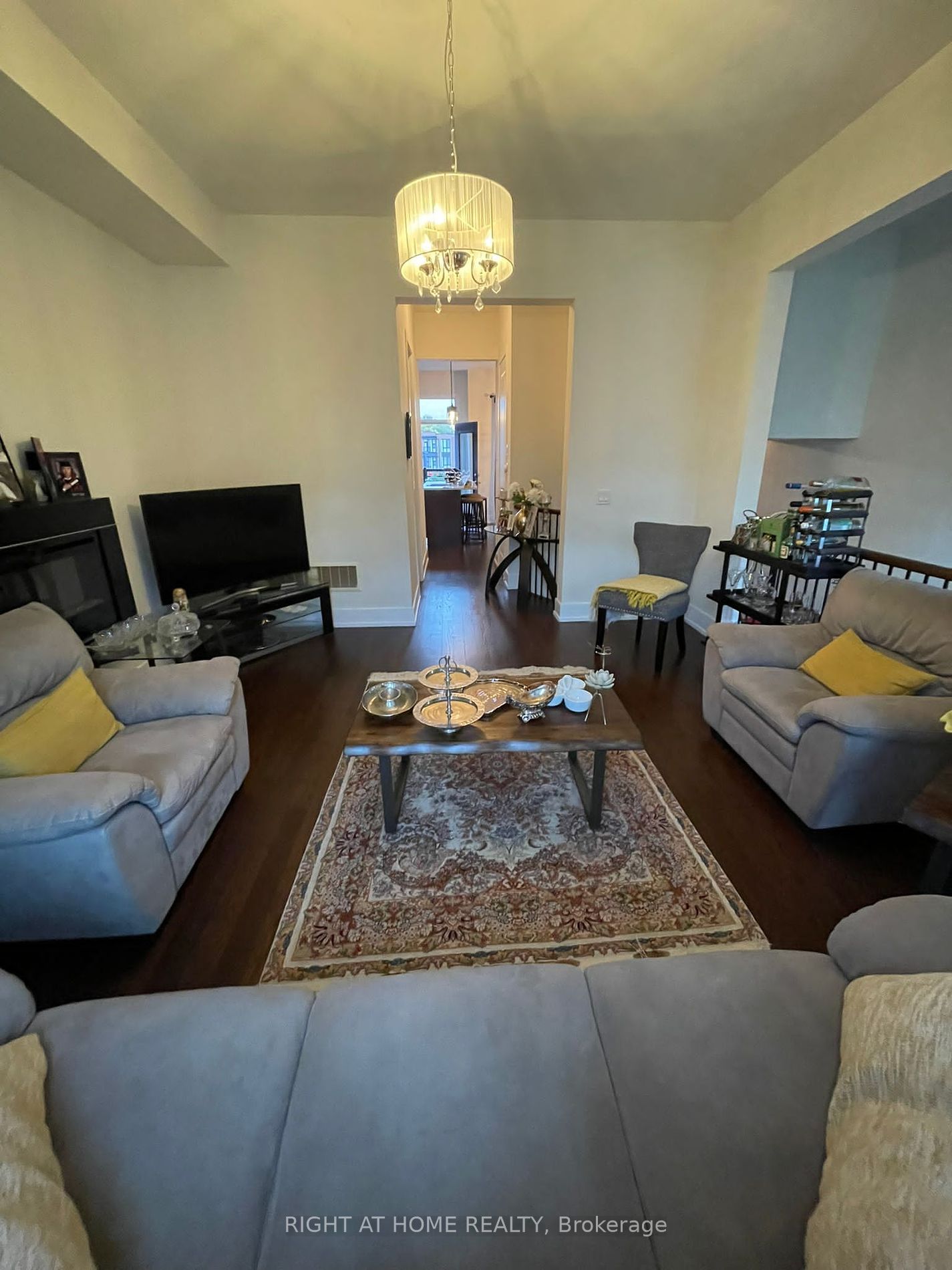 9146 Bathurst St Property Photo 10