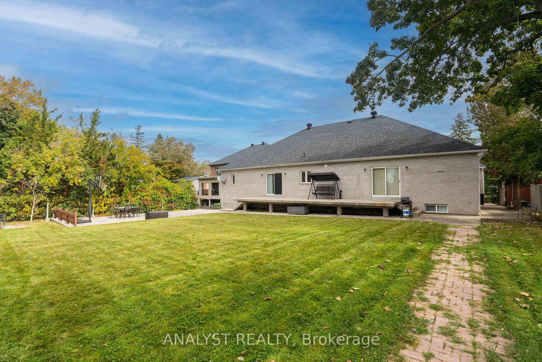 13076 Keele St Property Photo 13