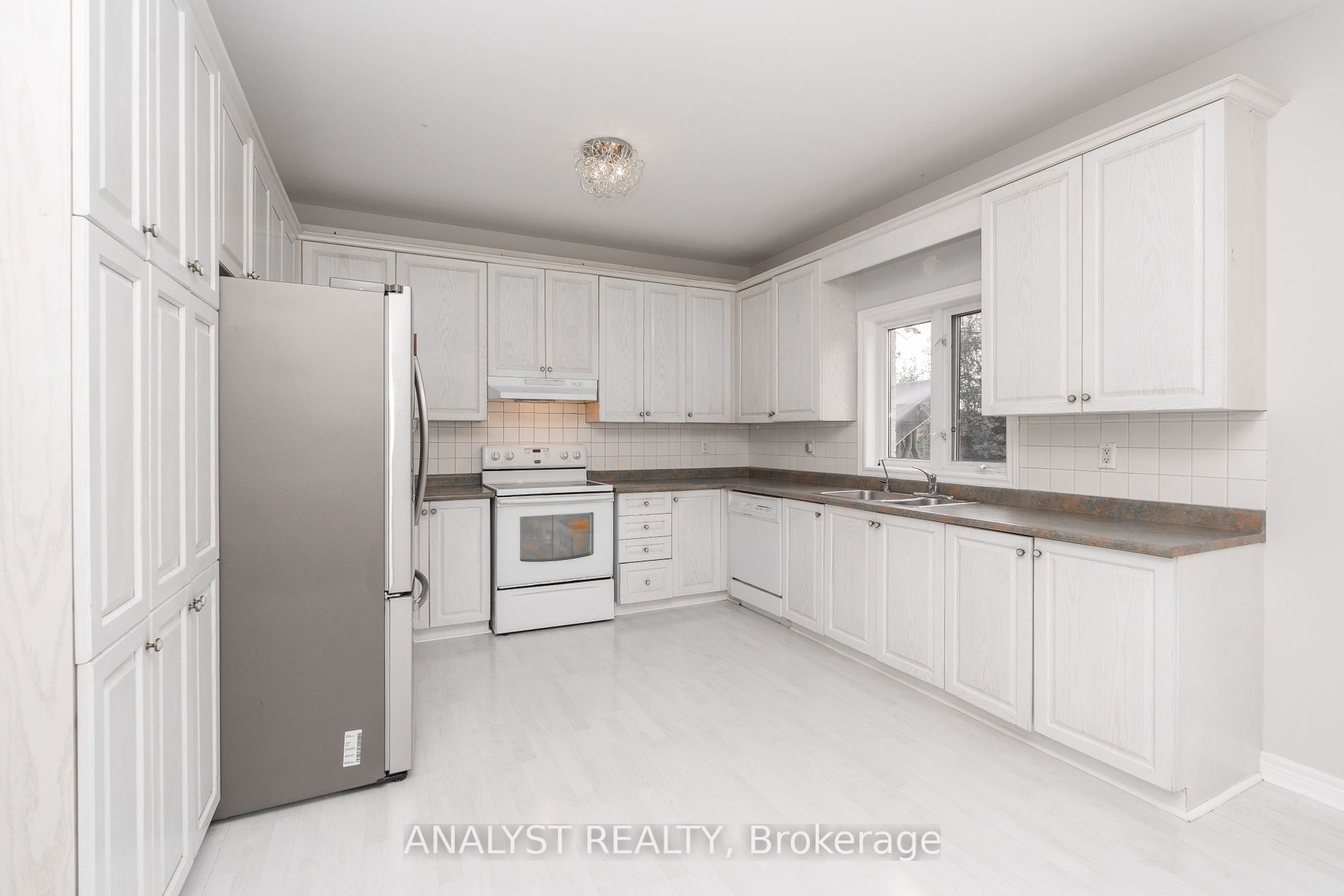 13076 Keele St Property Photo 19