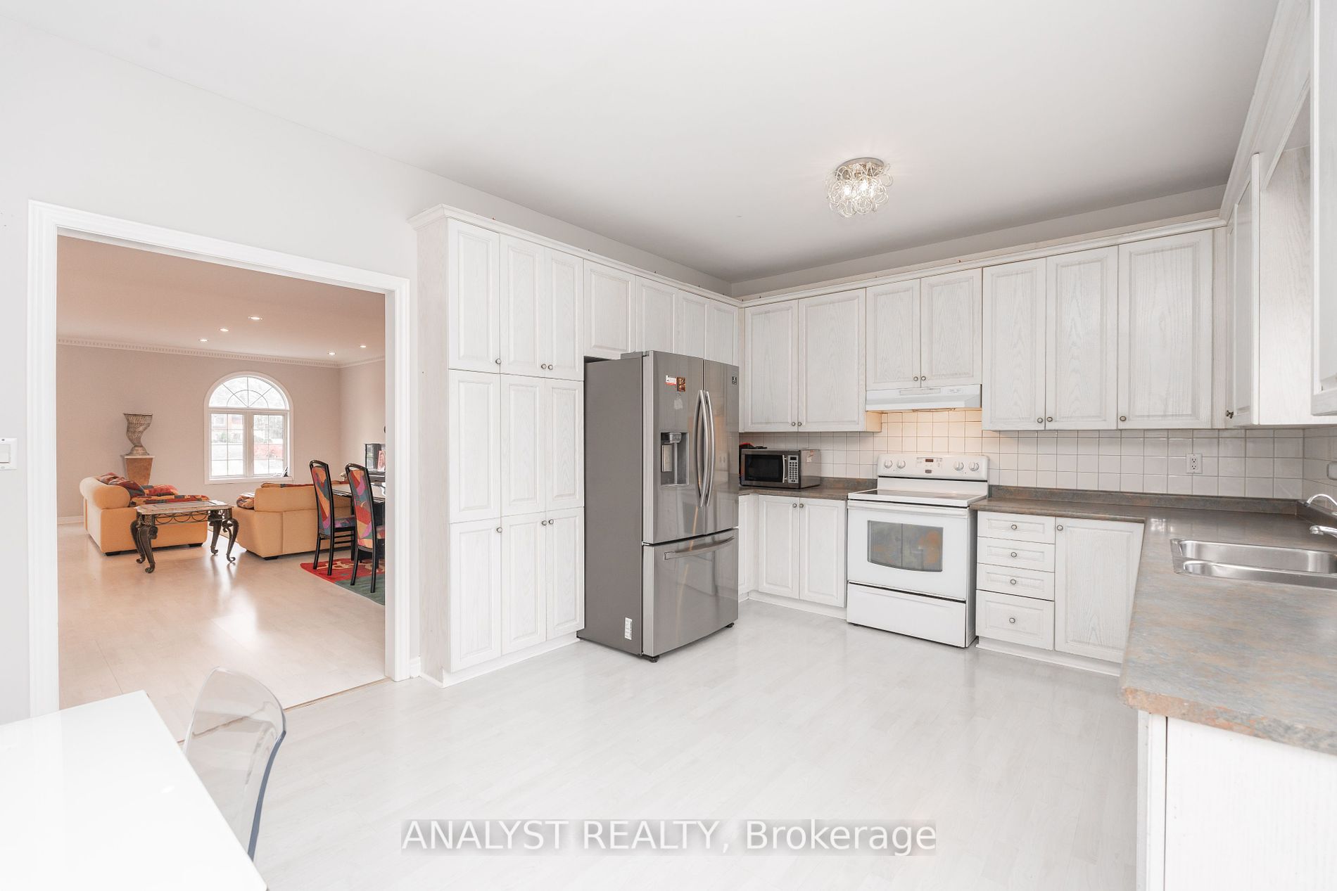 13076 Keele St Property Photo 20