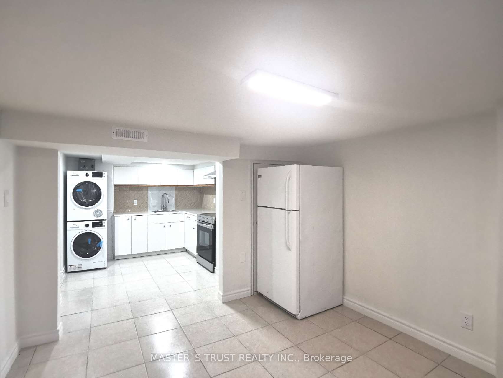 118 The Queensway N Property Photo 7