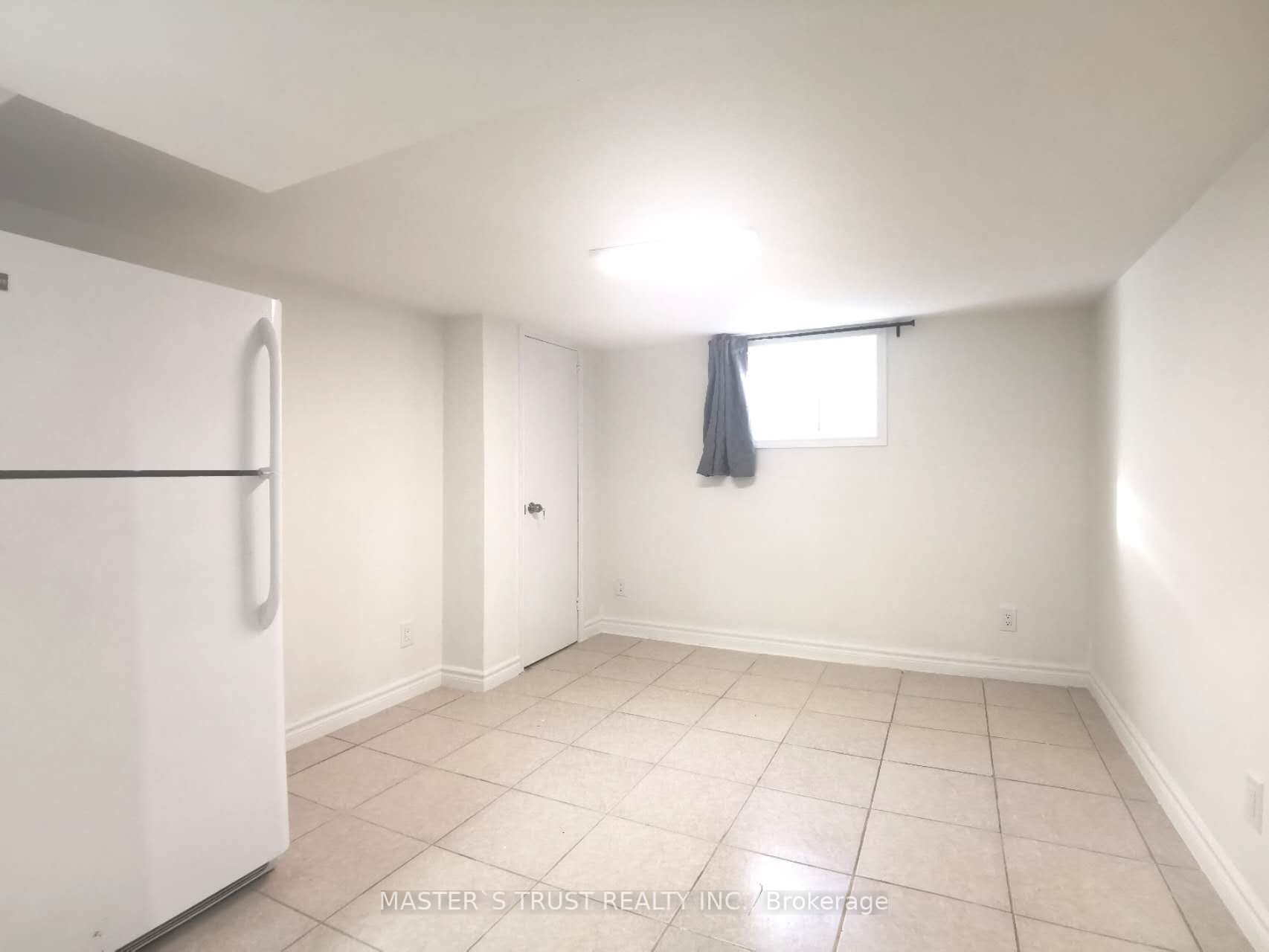 118 The Queensway N Property Photo 8