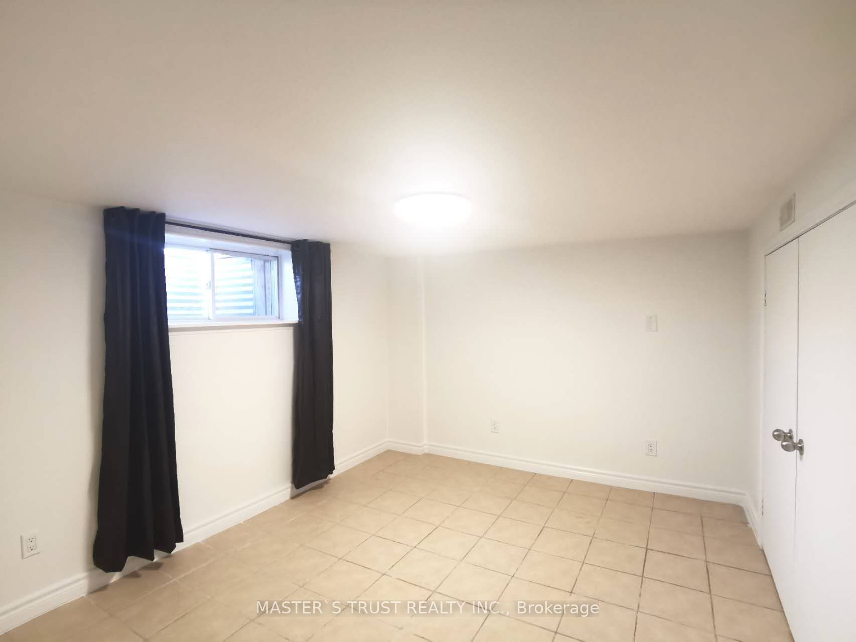 118 The Queensway N Property Photo 10