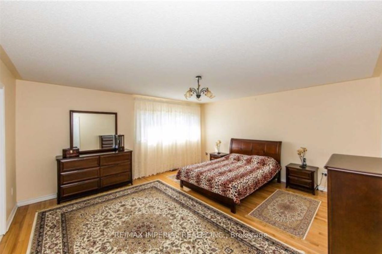 39 Brackenwood Ave Property Photo 7
