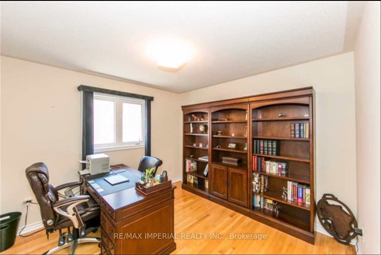 39 Brackenwood Ave Property Photo 9