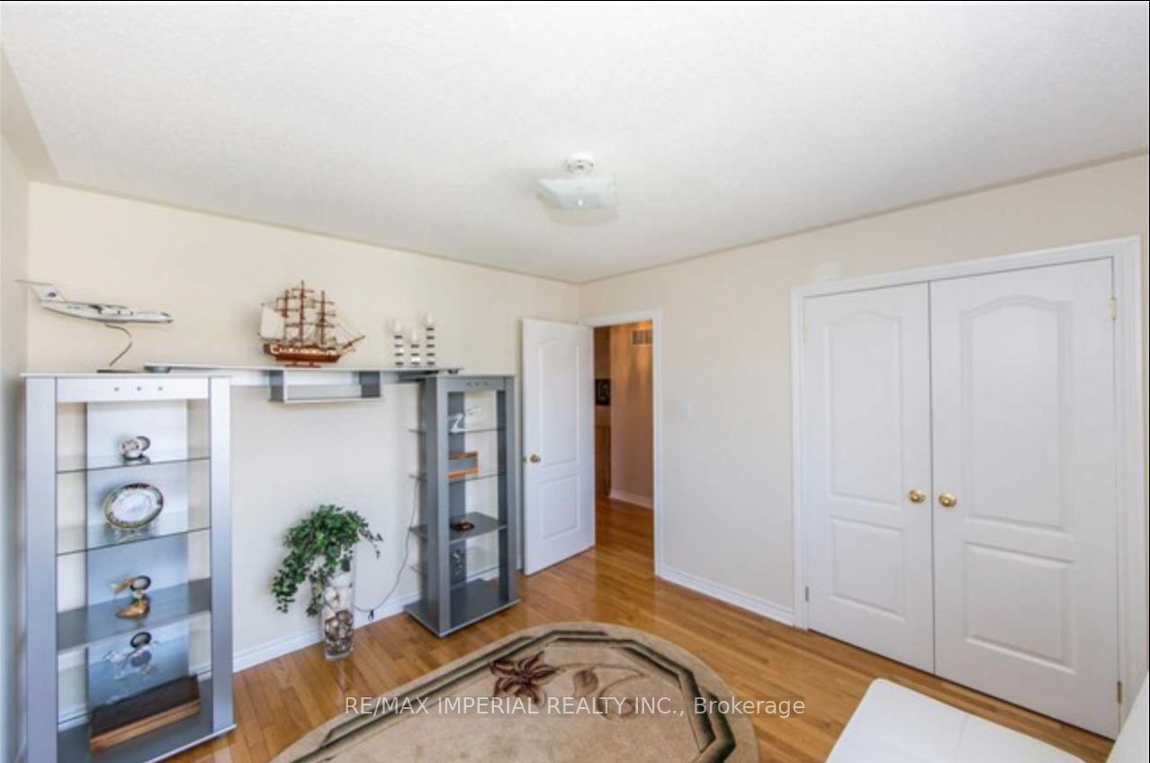 39 Brackenwood Ave Property Photo 11