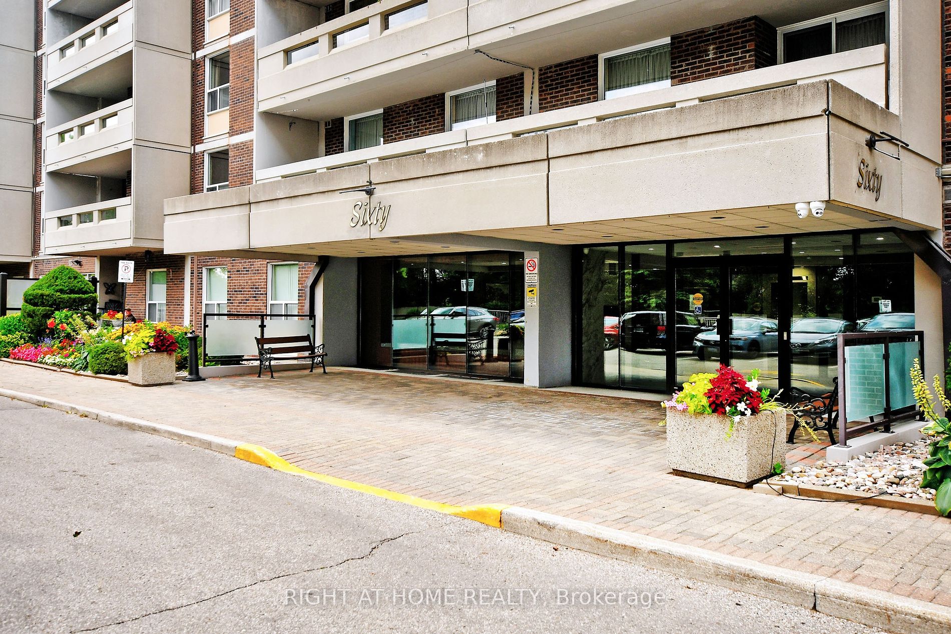 60 Inverlochy Blvd 17 Property Photo 4