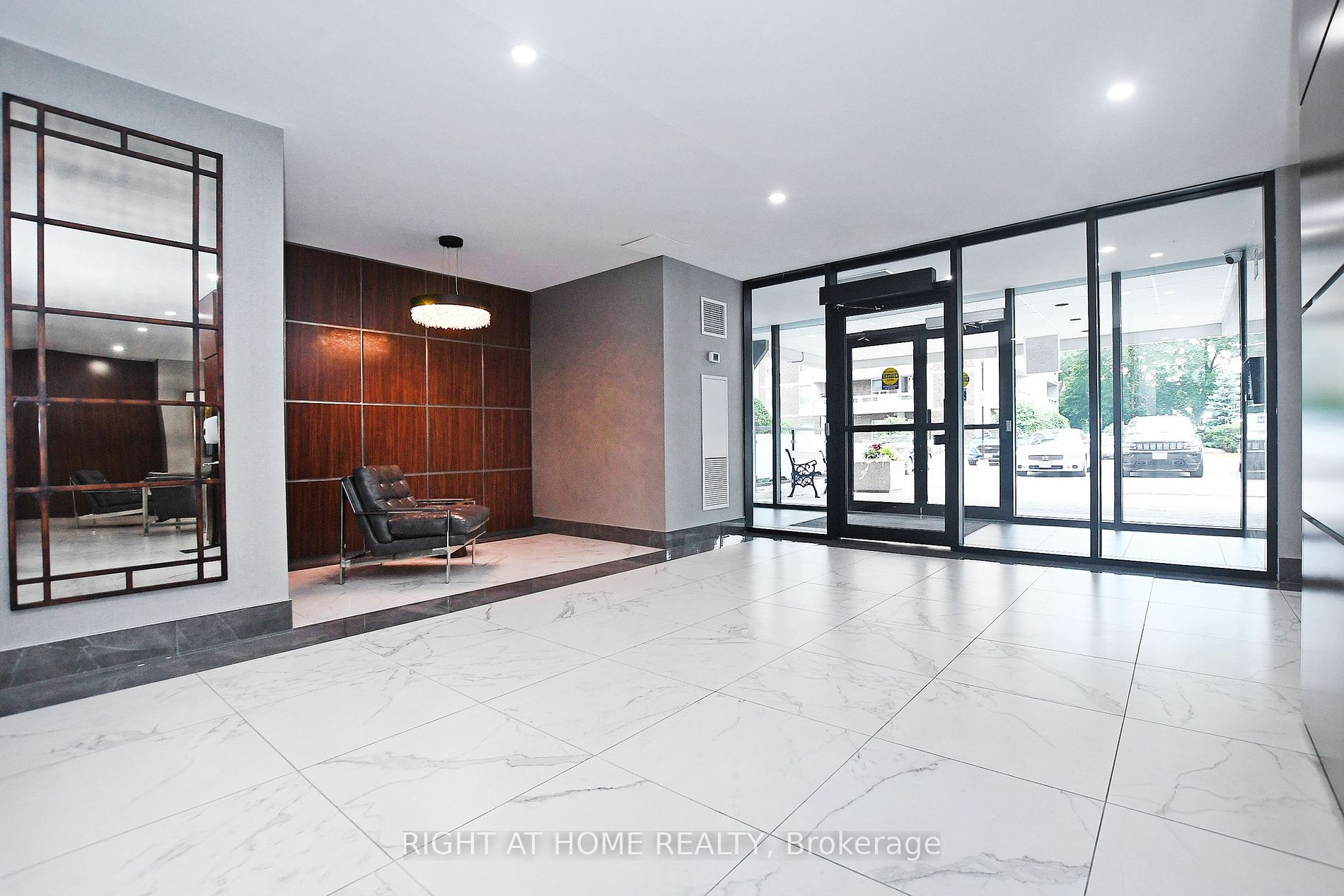 60 Inverlochy Blvd 17 Property Photo 5