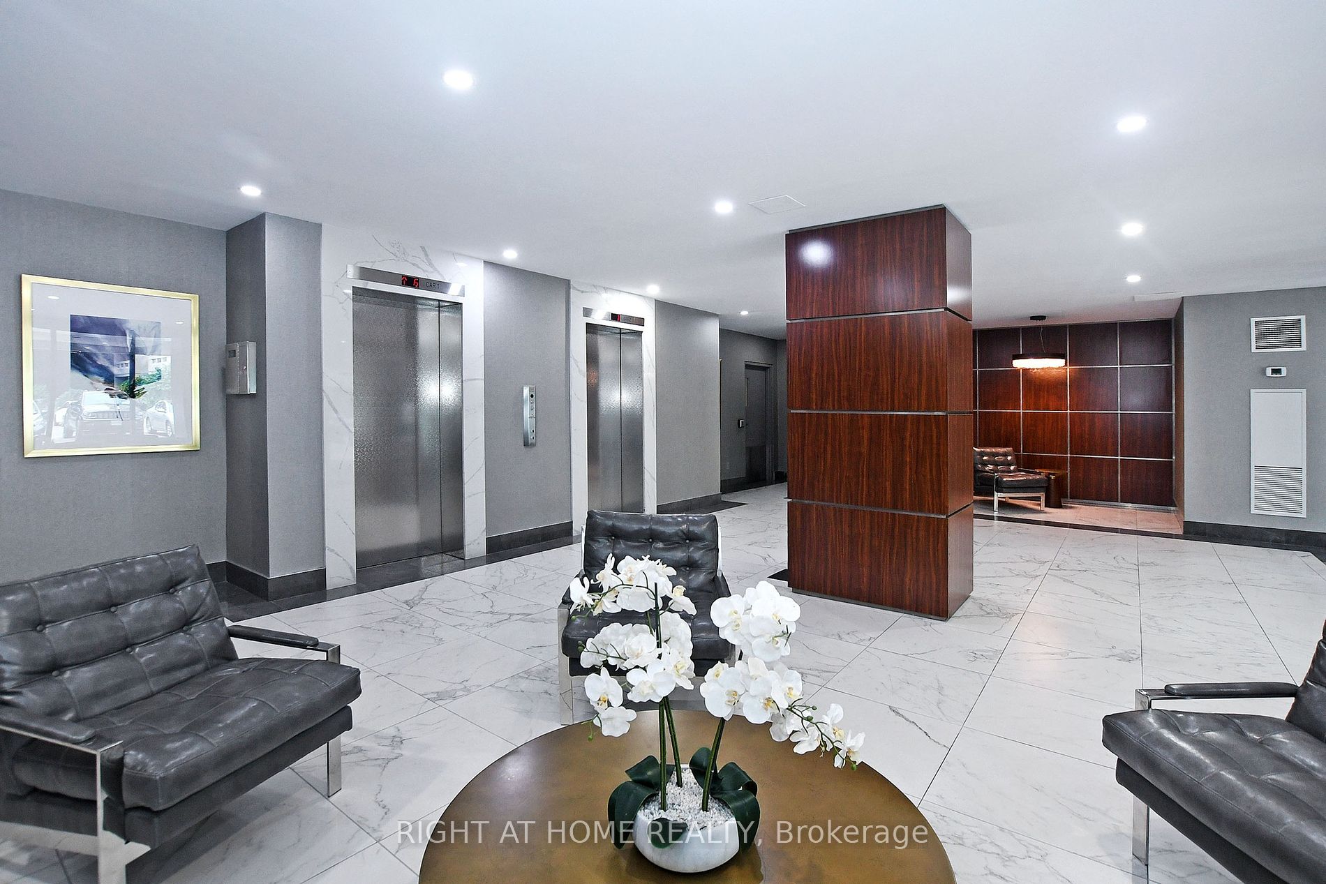 60 Inverlochy Blvd 17 Property Photo 7