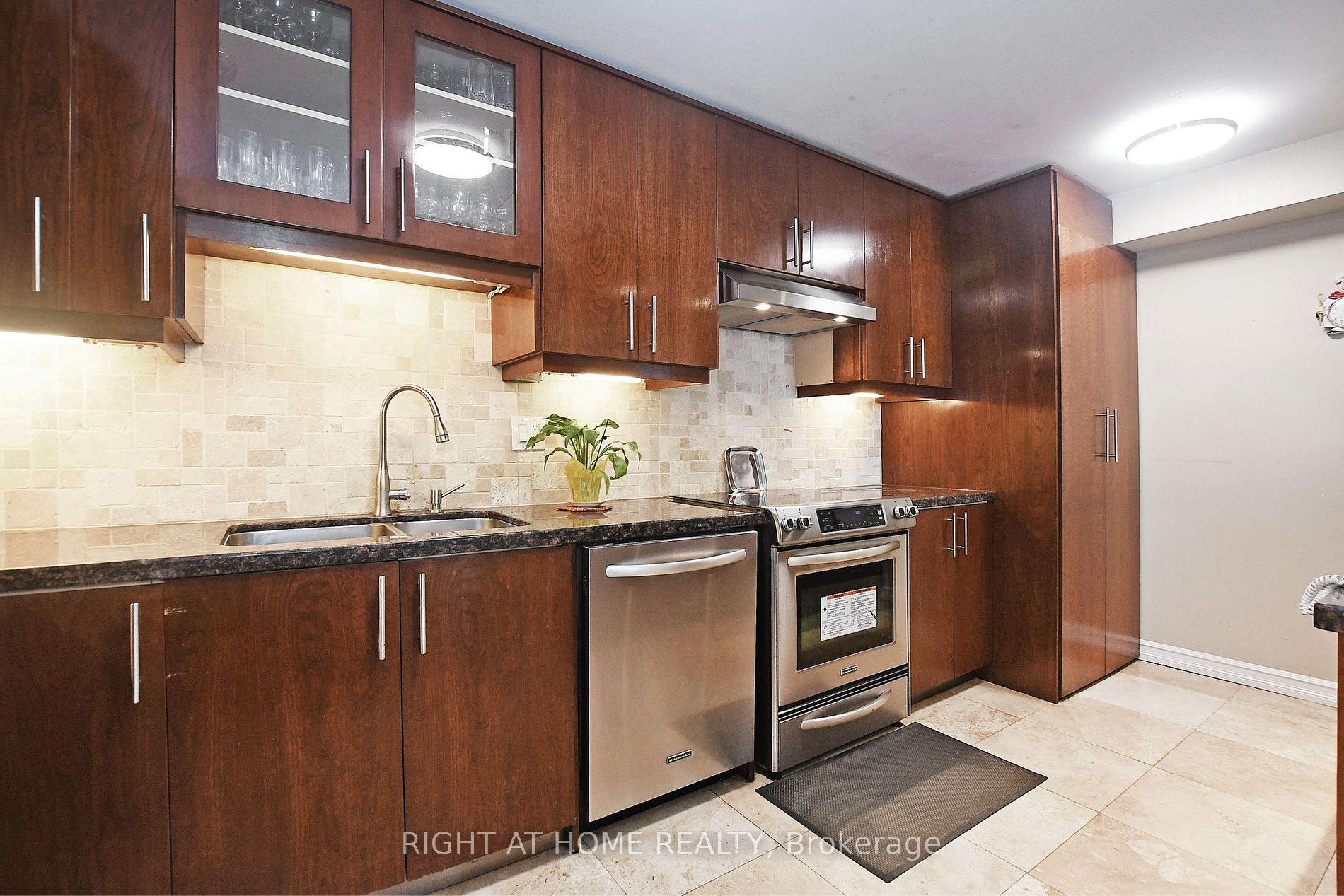 60 Inverlochy Blvd 17 Property Photo 14