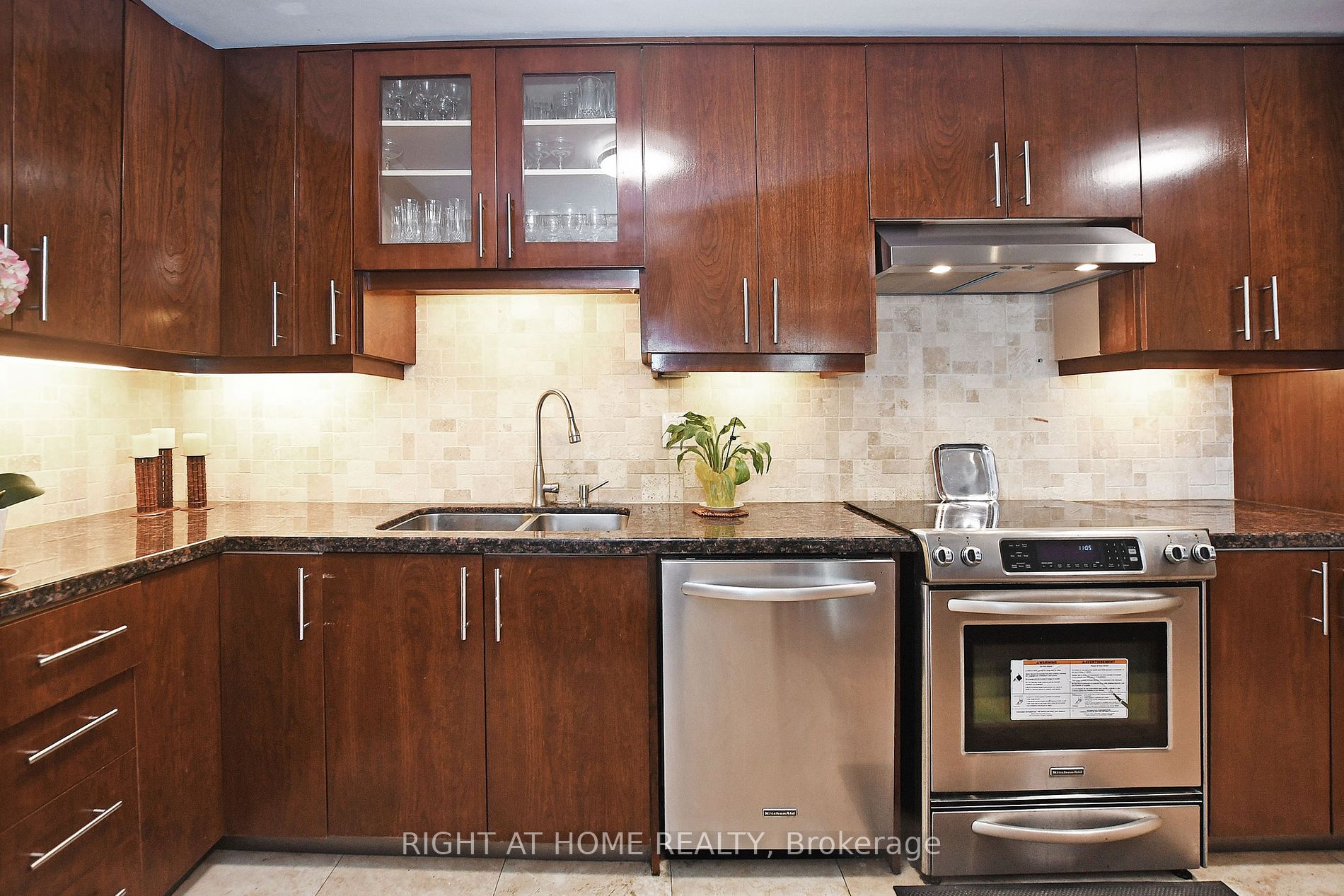 60 Inverlochy Blvd 17 Property Photo 17