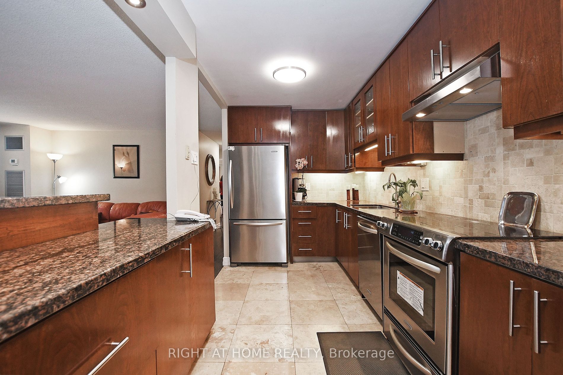 60 Inverlochy Blvd 17 Property Photo 18