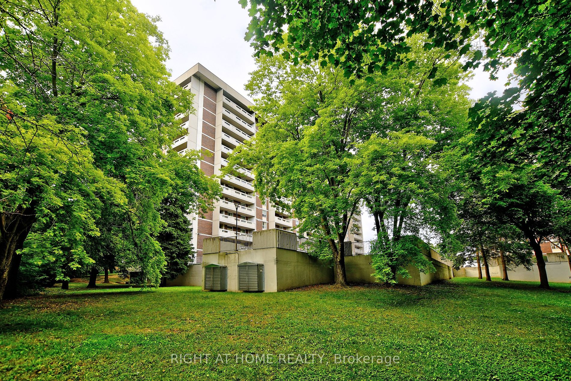 60 Inverlochy Blvd 17 Property Photo 35