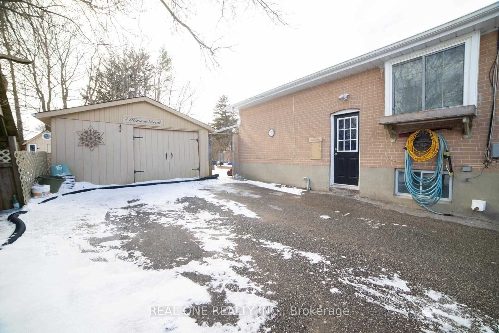 7 Kemano Rd Rd Property Photo 2