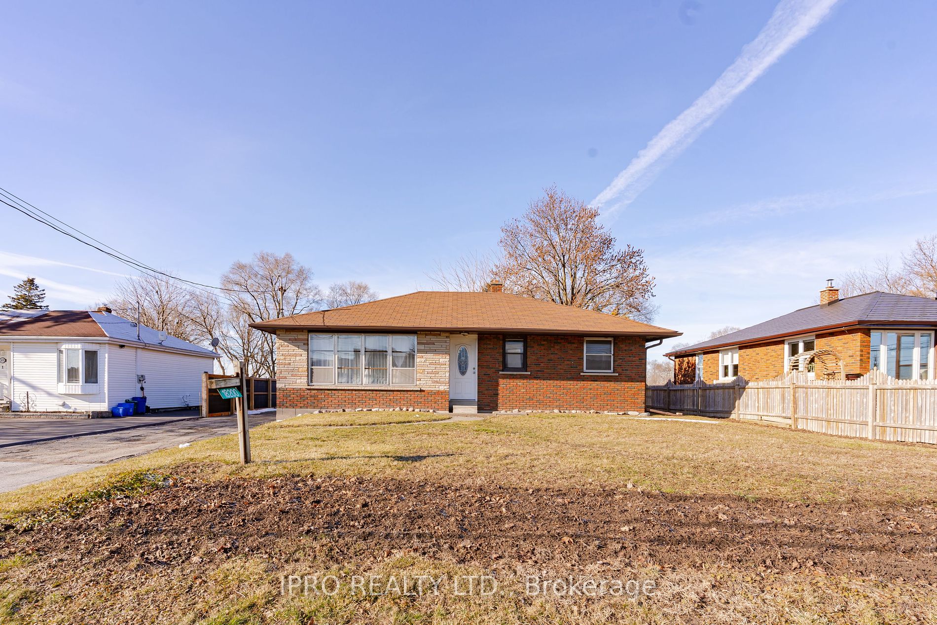 18200 Leslie St Property Photo 3