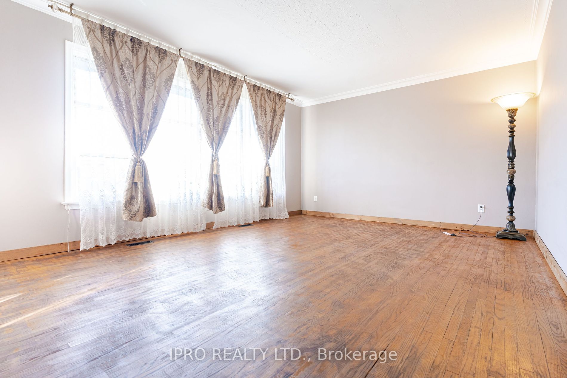 18200 Leslie St Property Photo 7