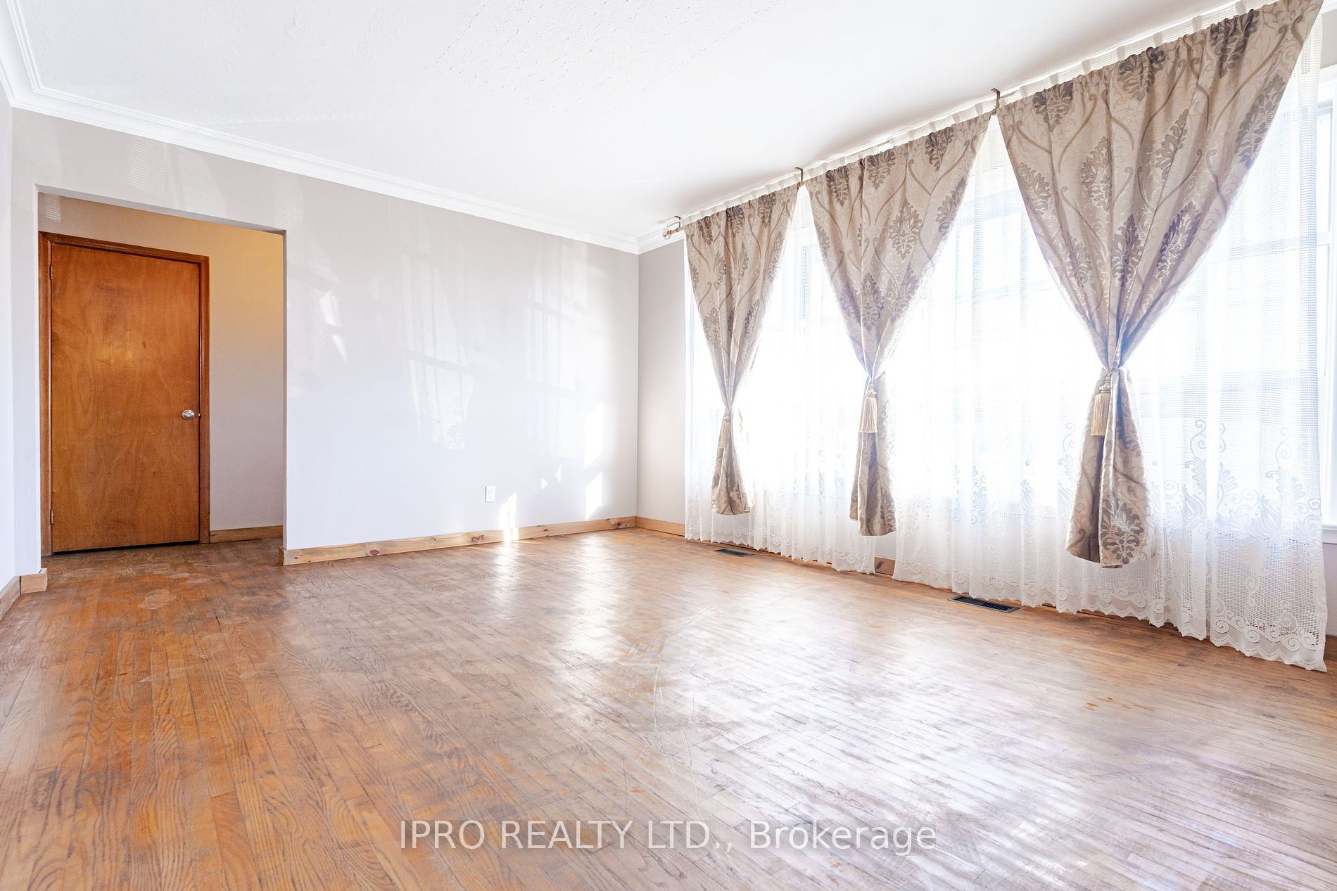 18200 Leslie St Property Photo 8