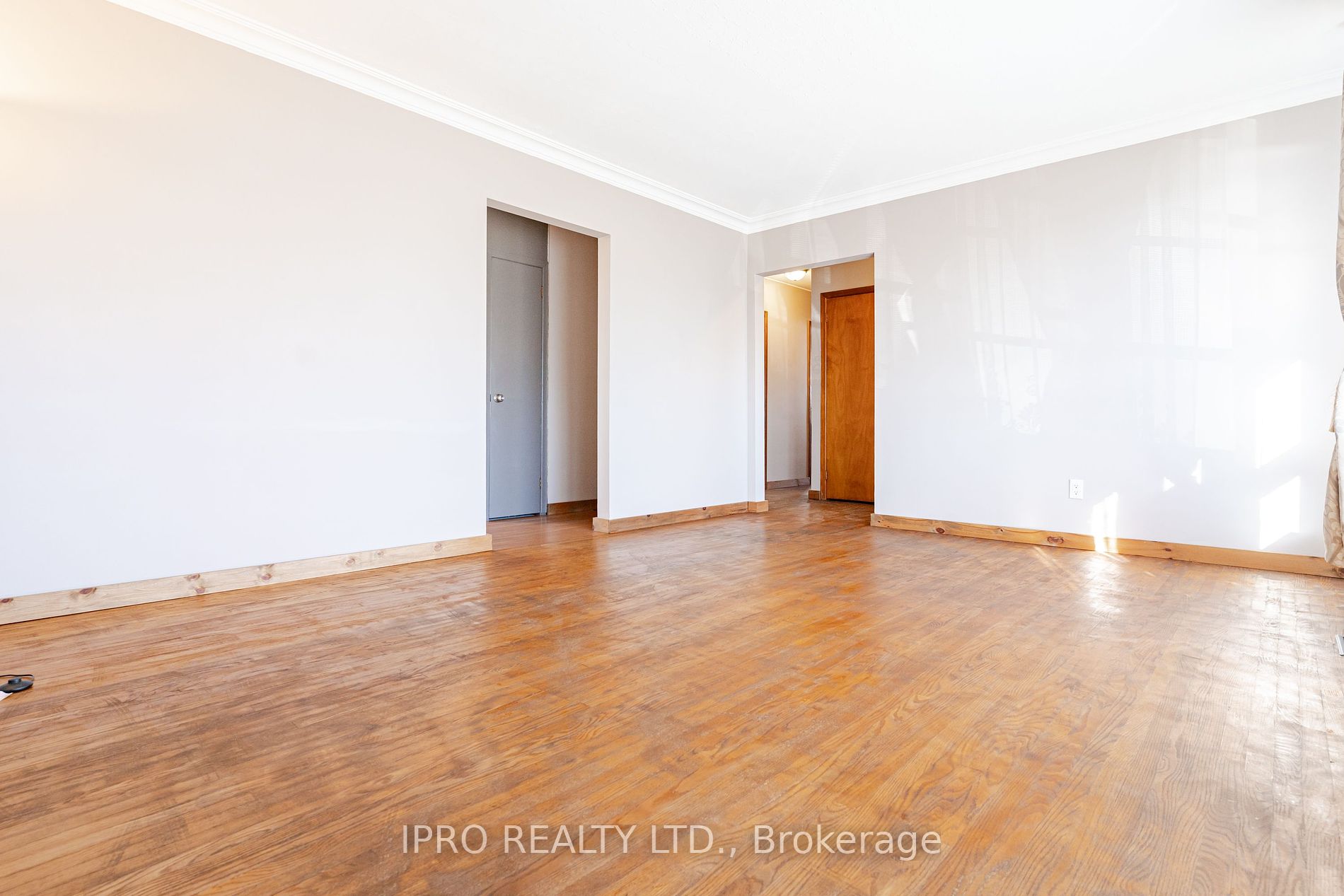 18200 Leslie St Property Photo 9