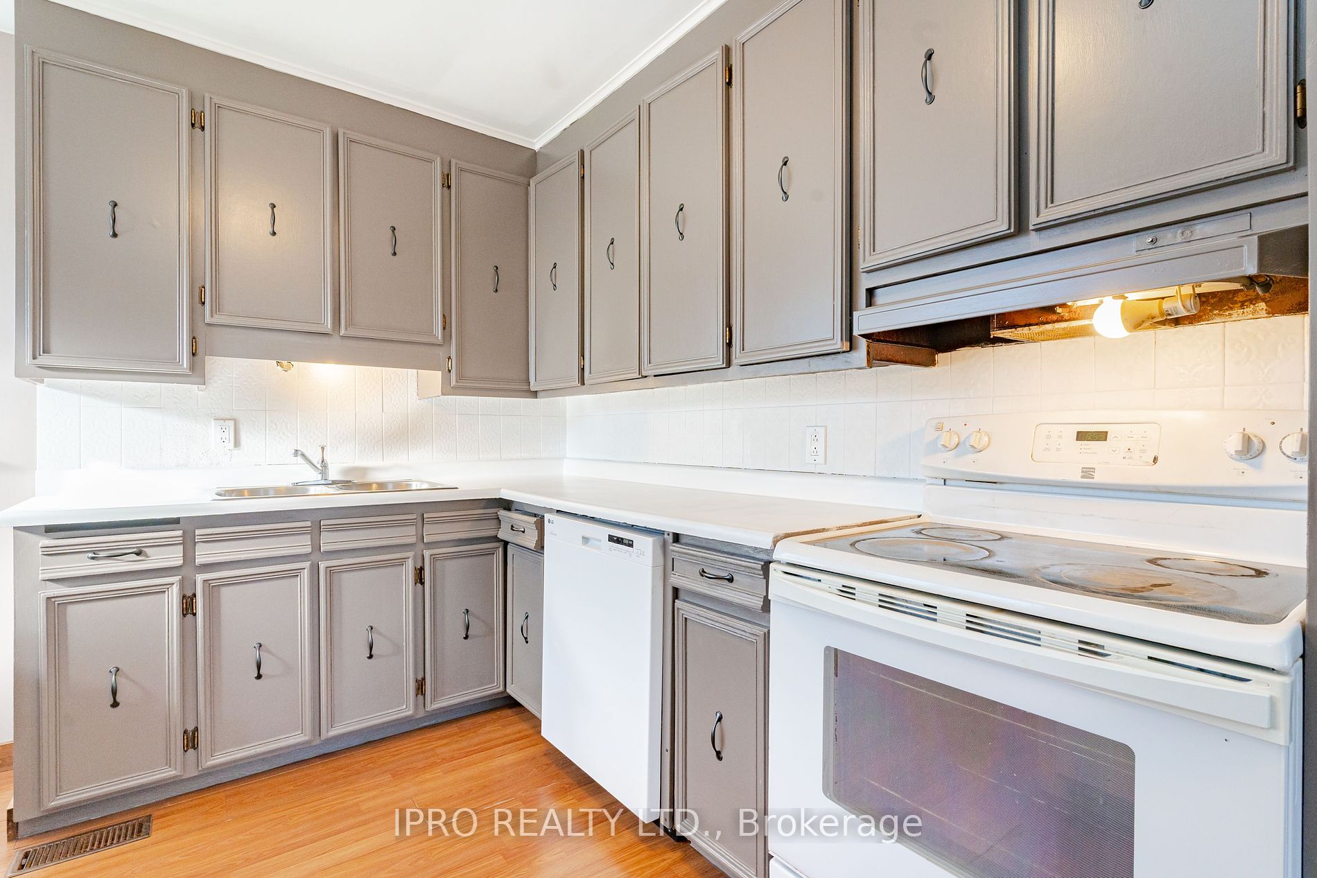 18200 Leslie St Property Photo 12